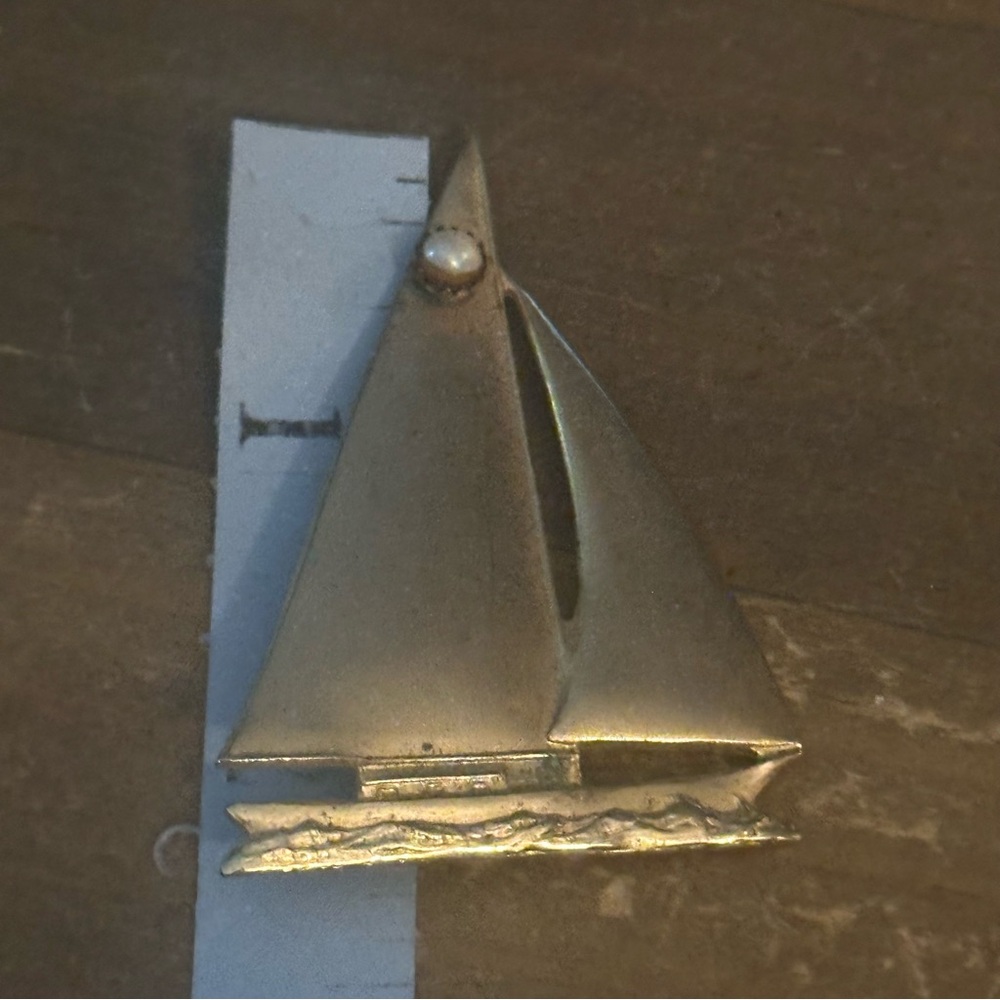 Vintage brass sailboat brooch with pearl accent - Picture 2 of 5